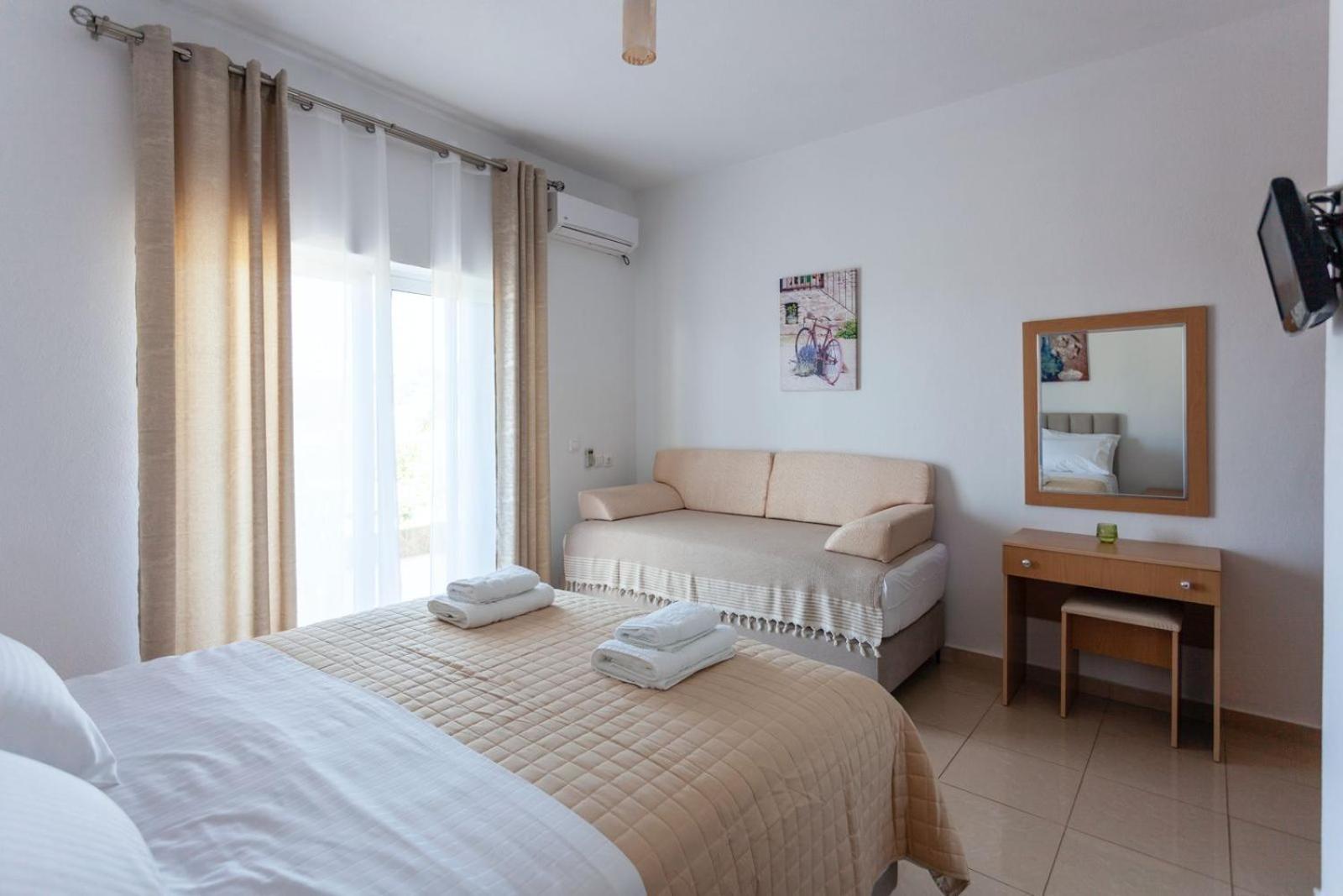 Zacharias Apartments Himare Exteriör bild