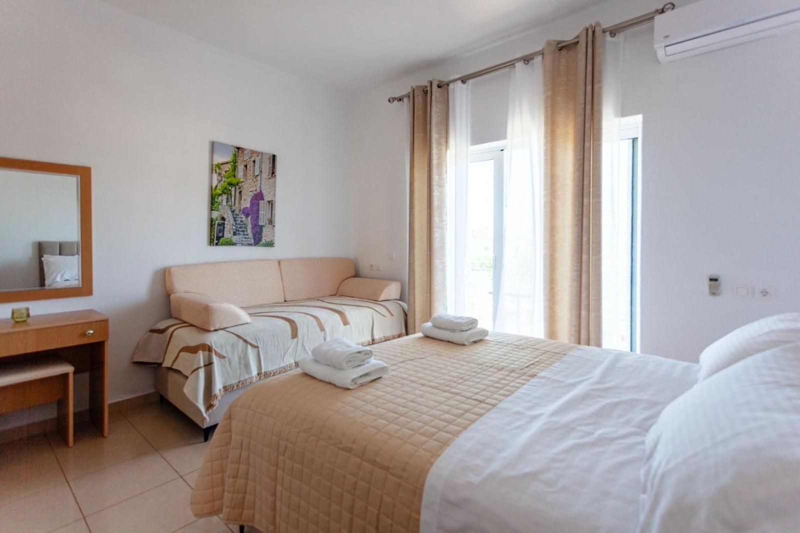 Zacharias Apartments Himare Exteriör bild